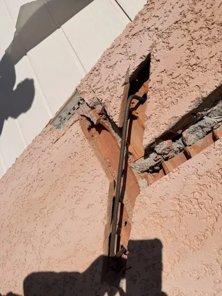 Pose d’agrafes structurelles dans la fissure de façade à Toulouse