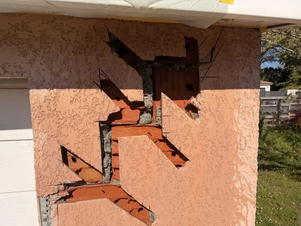 Ouverture et préparation d’une fissure de façade avant réparation à Toulouse