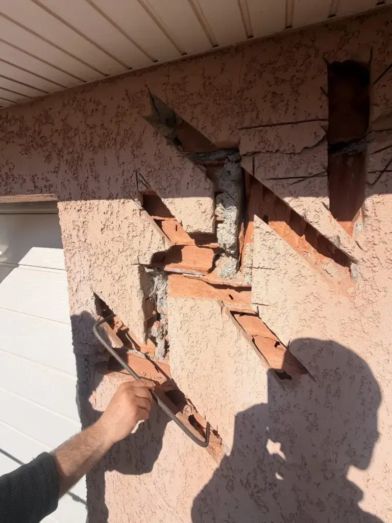 Pose d'agrafes métalliques sur une fissure de façade à Toulouse (Haute-Garonne)